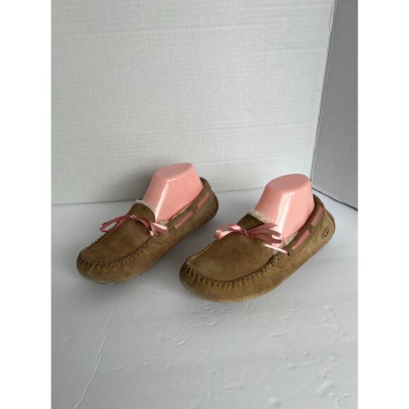 UGGS 1019015 BROWN CREAM LEATHER DAKOTA POM POM MOCCASIN LINED SLIPPER SHOE SZ 7 - Picture 1 of 12